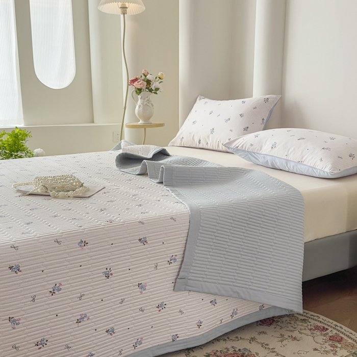 91家纺网 家纺一手货源 找家纺 （总）恒尚居 2025新款A类莱赛尔天丝棉印花床盖-稀疏小花