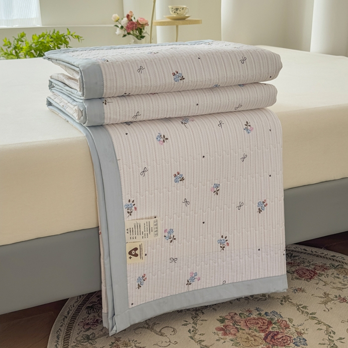 91家纺网 家纺一手货源 找家纺 （总）恒尚居 2025新款A类莱赛尔天丝棉印花床盖-稀疏小花