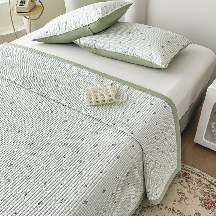 91家纺网 家纺一手货源 找家纺 恒尚居 2025新款A类莱赛尔天丝棉印花床盖-稀疏小花 春意小花格-绿意