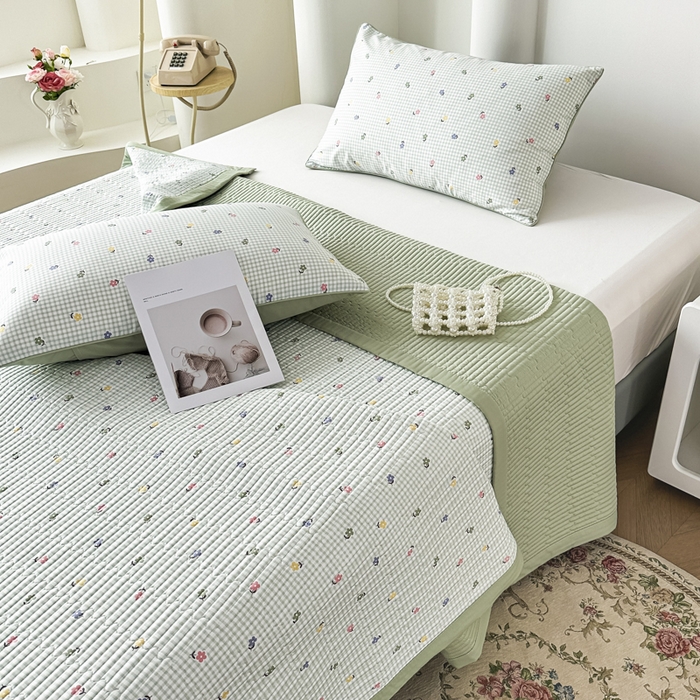 91家纺网 家纺一手货源 找家纺 恒尚居 2025新款A类莱赛尔天丝棉印花床盖-稀疏小花 春意小花格-绿意