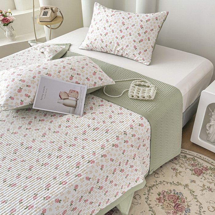 91家纺网 家纺一手货源 找家纺 恒尚居 2025新款A类莱赛尔天丝棉印花床盖-稀疏小花 五叶草玫瑰-绿意