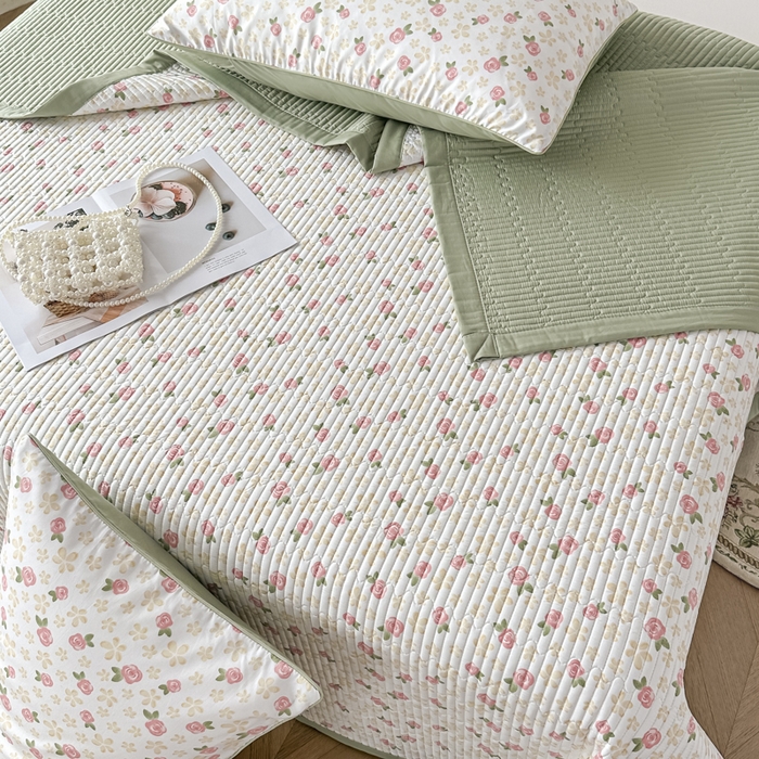 91家纺网 家纺一手货源 找家纺 恒尚居 2025新款A类莱赛尔天丝棉印花床盖-稀疏小花 五叶草玫瑰-绿意