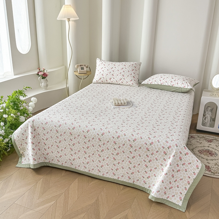 91家纺网 家纺一手货源 找家纺 恒尚居 2025新款A类莱赛尔天丝棉印花床盖-稀疏小花 五叶草玫瑰-绿意