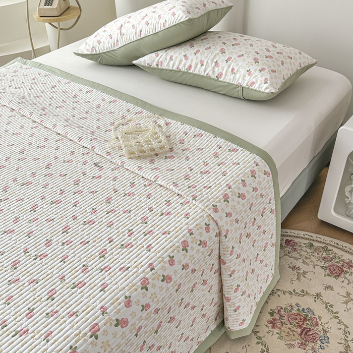 91家纺网 家纺一手货源 找家纺 恒尚居 2025新款A类莱赛尔天丝棉印花床盖-稀疏小花 五叶草玫瑰-绿意