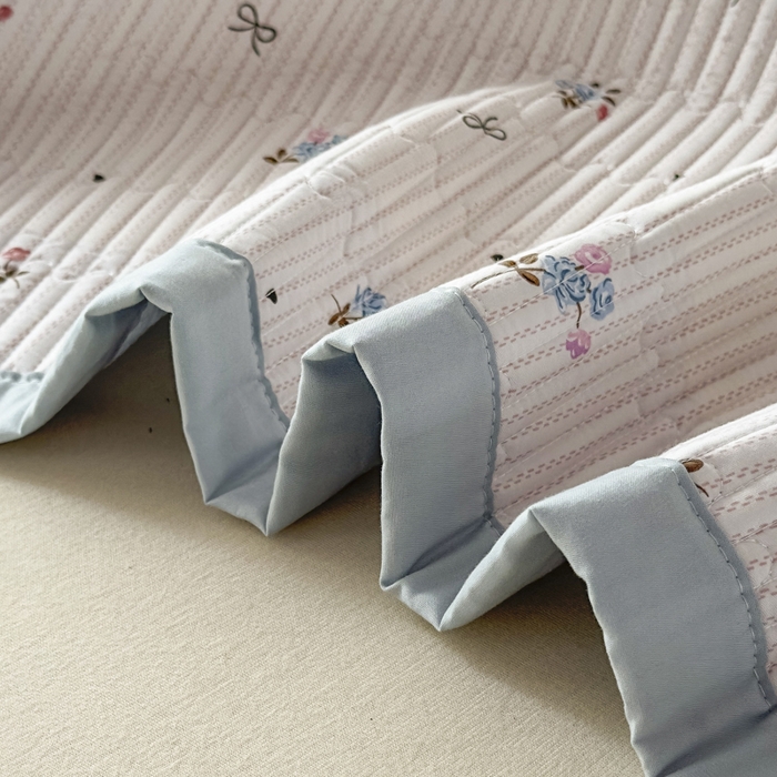 91家纺网 家纺一手货源 找家纺 恒尚居 2025新款A类莱赛尔天丝棉印花床盖-稀疏小花 清新小玫瑰-天蓝