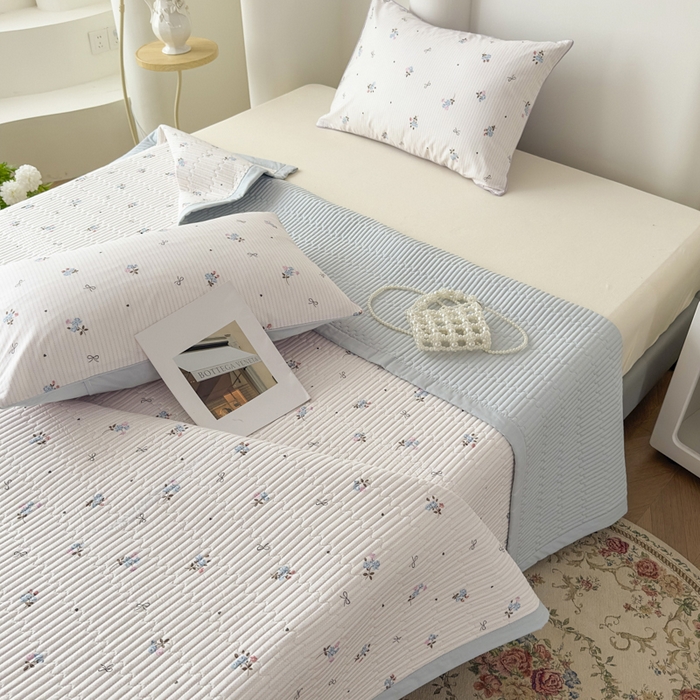 91家纺网 家纺一手货源 找家纺 恒尚居 2025新款A类莱赛尔天丝棉印花床盖-稀疏小花 清新小玫瑰-天蓝