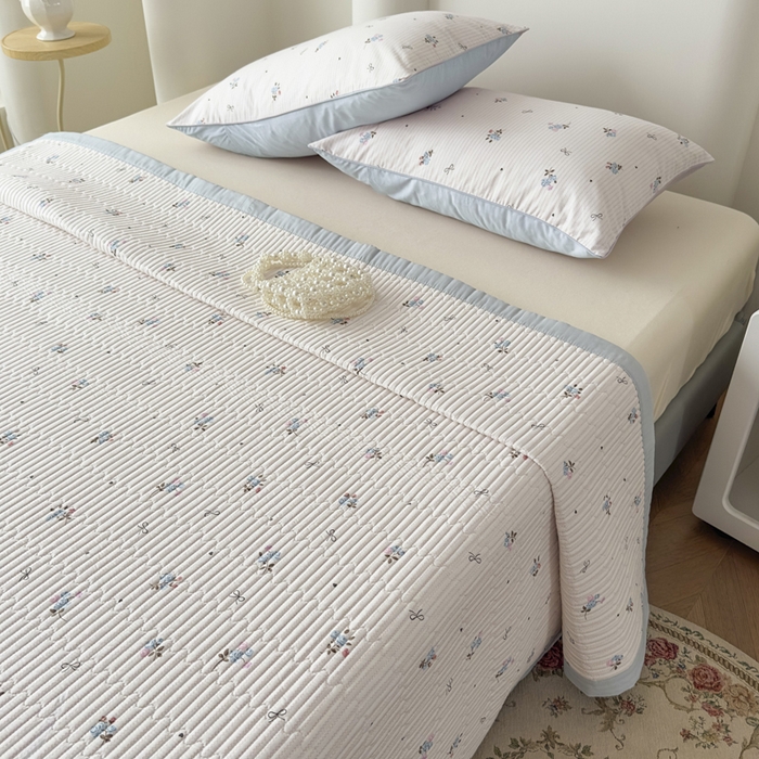 91家纺网 家纺一手货源 找家纺 恒尚居 2025新款A类莱赛尔天丝棉印花床盖-稀疏小花 清新小玫瑰-天蓝