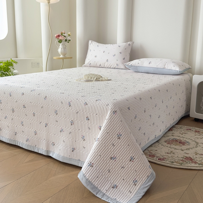 91家纺网 家纺一手货源 找家纺 恒尚居 2025新款A类莱赛尔天丝棉印花床盖-稀疏小花 清新小玫瑰-天蓝