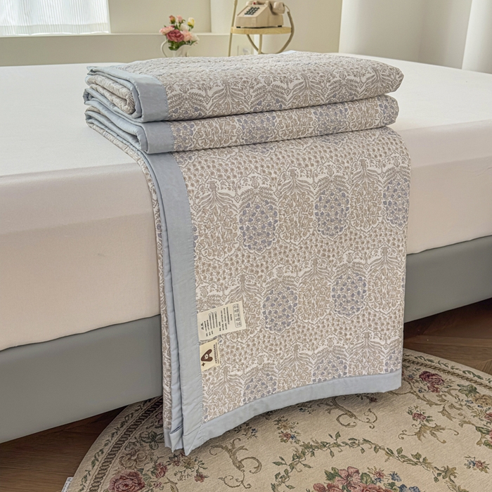 91家纺网 家纺一手货源 找家纺 恒尚居 2025新款A类莱赛尔天丝棉印花床盖-自然丛林 铃兰花园-天蓝