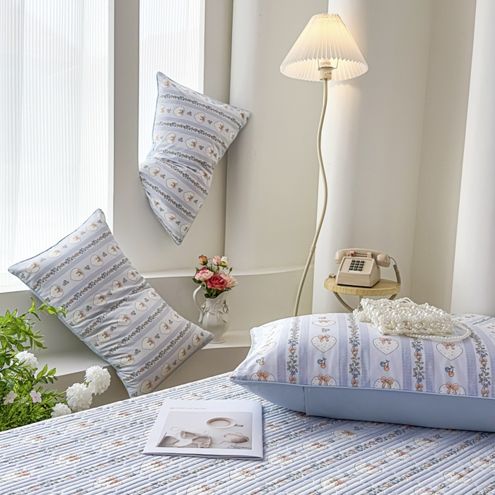 91家纺网 家纺一手货源 找家纺 恒尚居 2025新款A类莱赛尔天丝棉印花床盖-自由几何 蝴蝶结甜心-天蓝