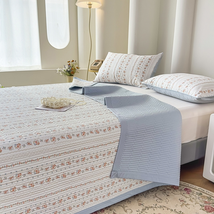 91家纺网 家纺一手货源 找家纺 恒尚居 2025新款A类莱赛尔天丝棉印花床盖-自由几何 自由小玫瑰-天蓝