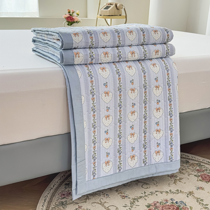 91家纺网 家纺一手货源 找家纺 恒尚居 2025新款A类莱赛尔天丝棉印花床盖-自由几何 蝴蝶结甜心-天蓝