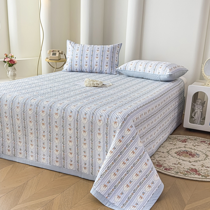 91家纺网 家纺一手货源 找家纺 恒尚居 2025新款A类莱赛尔天丝棉印花床盖-自由几何 蝴蝶结甜心-天蓝