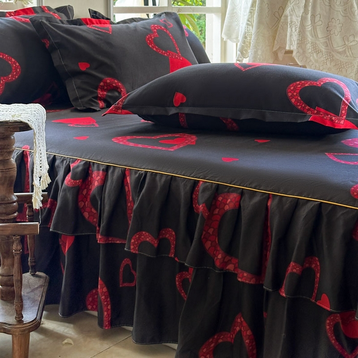 91家纺网 家纺一手货源 找家纺 雨田家纺 2025新款亲肤印花床裙三件套系列 心心相惜