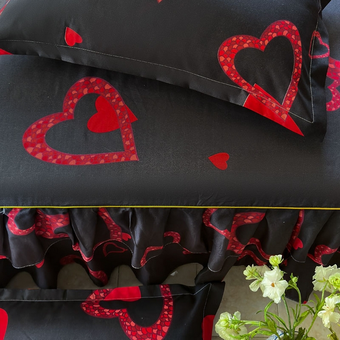 91家纺网 家纺一手货源 找家纺 雨田家纺 2025新款亲肤印花床裙三件套系列 心心相惜