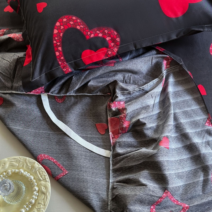 91家纺网 家纺一手货源 找家纺 雨田家纺 2025新款亲肤印花床裙三件套系列 心心相惜