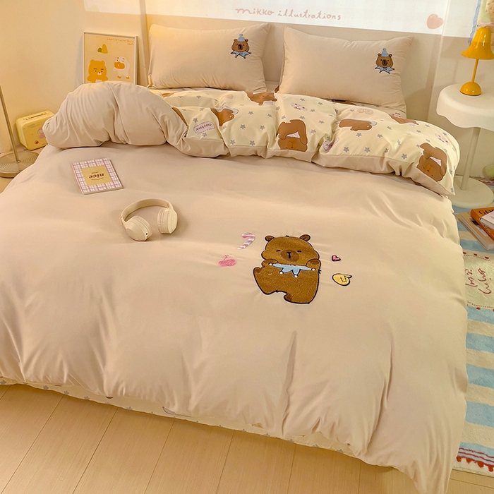 91家纺网 家纺一手货源 找家纺 云木里 2025新款云朵棉毛巾绣印花四件套 卡皮巴拉