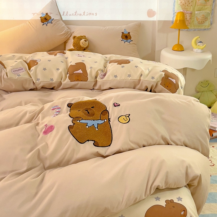 91家纺网 家纺一手货源 找家纺 云木里 2025新款云朵棉毛巾绣印花四件套 卡皮巴拉