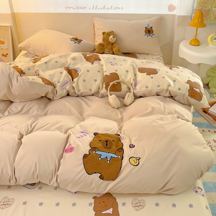 91家纺网 家纺一手货源 找家纺 云木里 2025新款云朵棉毛巾绣印花四件套 卡皮巴拉