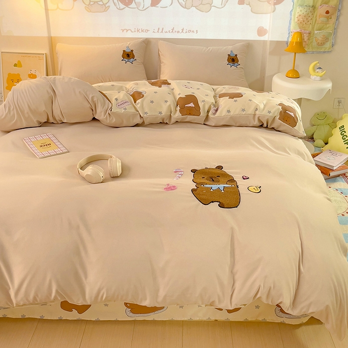 91家纺网 家纺一手货源 找家纺 云木里 2025新款云朵棉毛巾绣印花四件套 卡皮巴拉