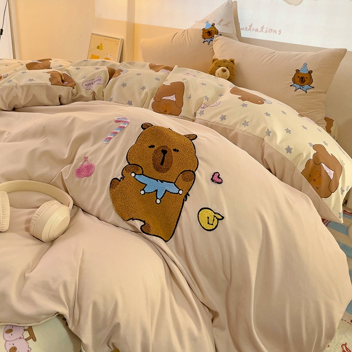 91家纺网 家纺一手货源 找家纺 云木里 2025新款云朵棉毛巾绣印花四件套 卡皮巴拉