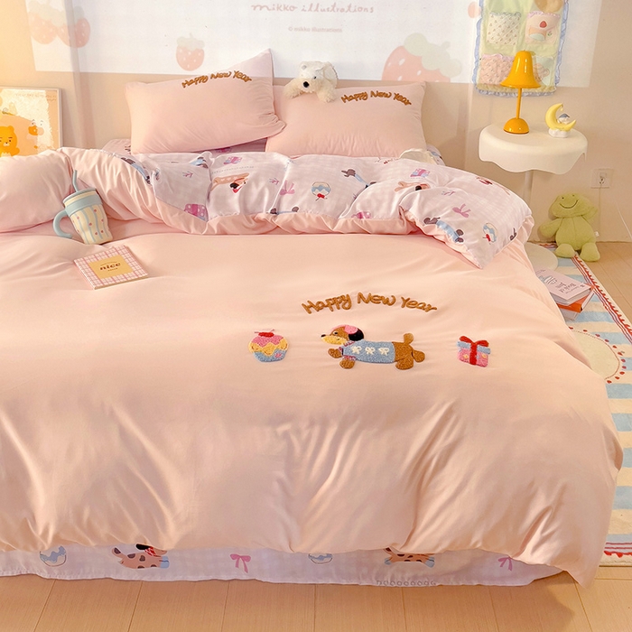 91家纺网 家纺一手货源 找家纺 云木里 2025新款云朵棉毛巾绣印花四件套 腊肠狗