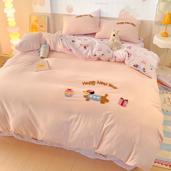 91家纺网 家纺一手货源 找家纺 云木里 2025新款云朵棉毛巾绣印花四件套 腊肠狗