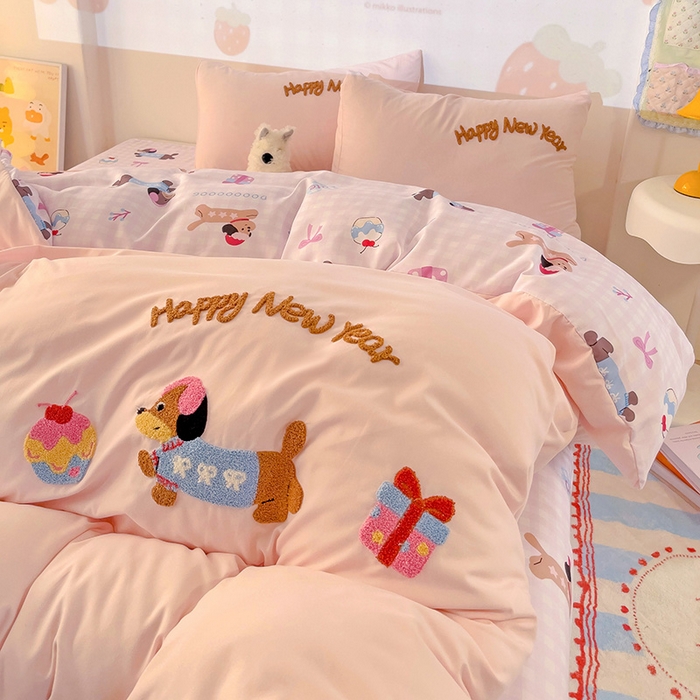 91家纺网 家纺一手货源 找家纺 云木里 2025新款云朵棉毛巾绣印花四件套 腊肠狗