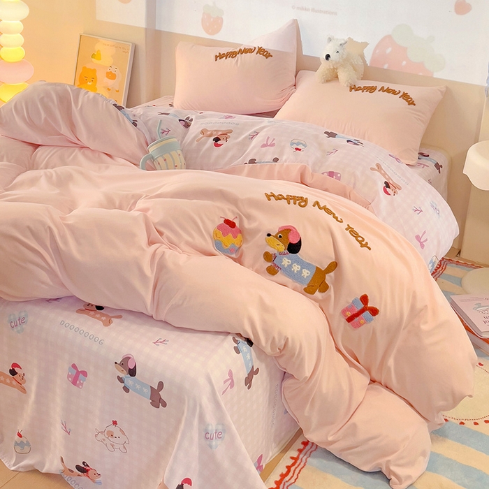 91家纺网 家纺一手货源 找家纺 云木里 2025新款云朵棉毛巾绣印花四件套 腊肠狗