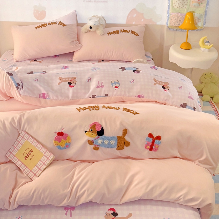 91家纺网 家纺一手货源 找家纺 云木里 2025新款云朵棉毛巾绣印花四件套 腊肠狗