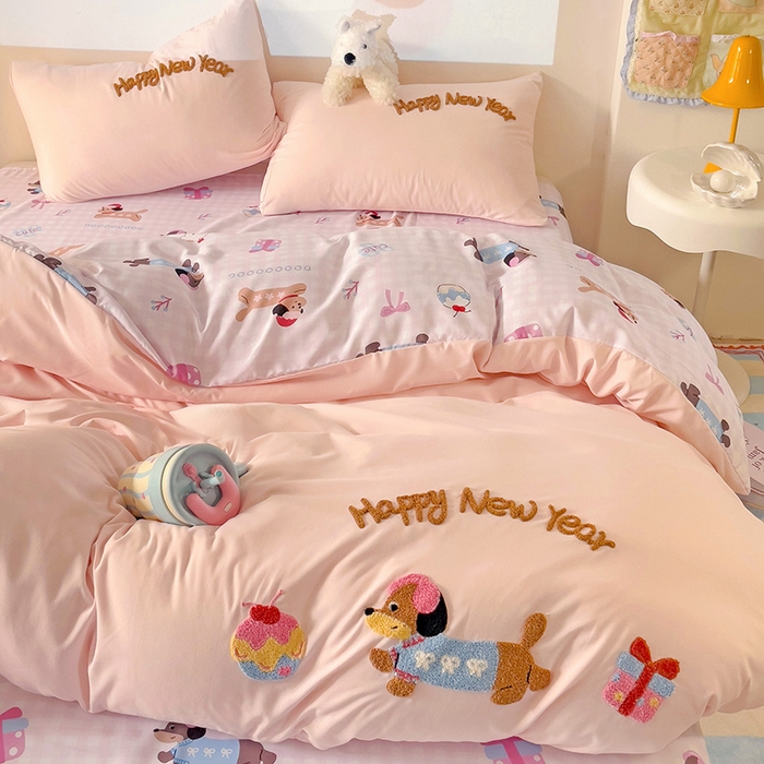 91家纺网 家纺一手货源 找家纺 云木里 2025新款云朵棉毛巾绣印花四件套 腊肠狗