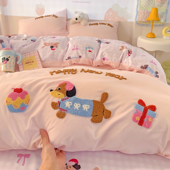 91家纺网 家纺一手货源 找家纺 云木里 2025新款云朵棉毛巾绣印花四件套 腊肠狗