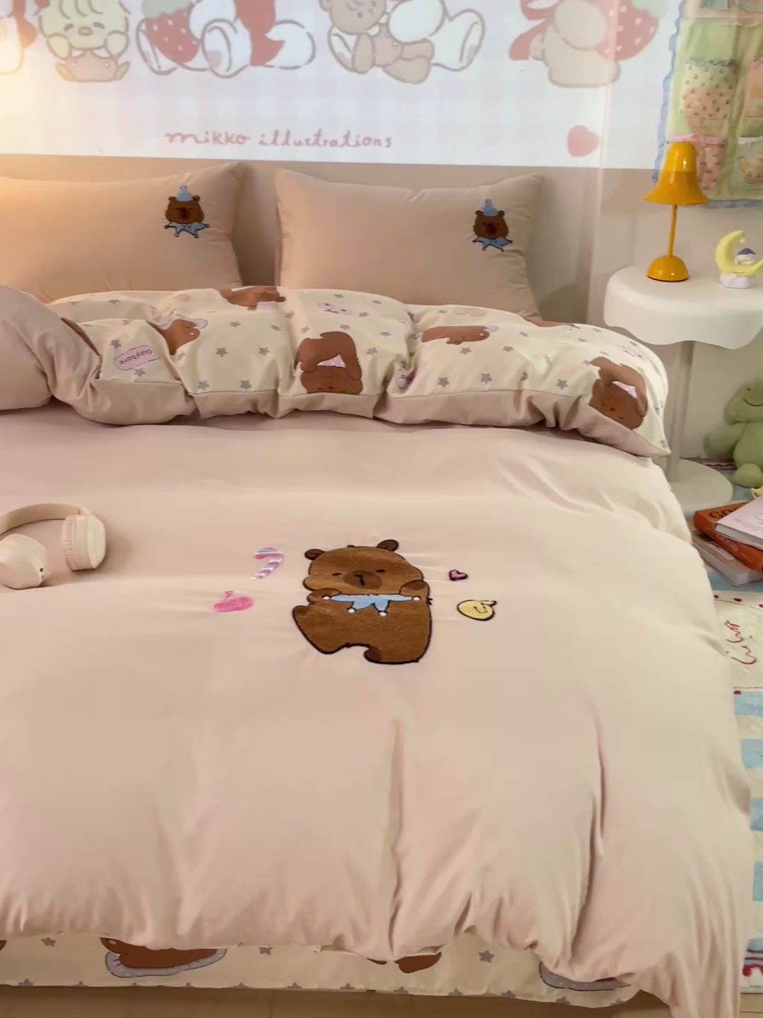 91家纺网 家纺一手货源 找家纺 云木里 2025新款云朵棉毛巾绣印花四件套 卡皮巴拉