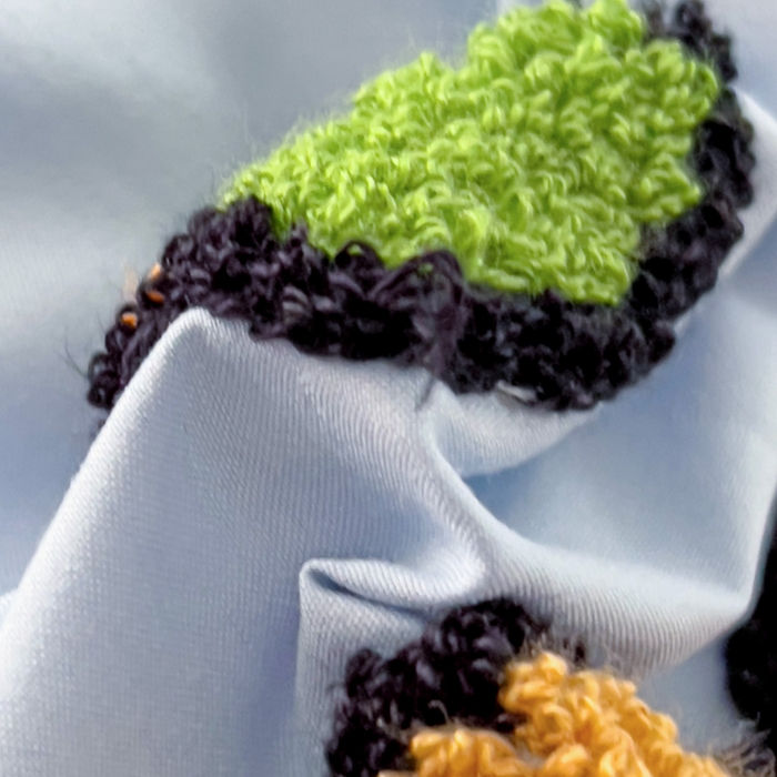 91家纺网 家纺一手货源 找家纺 云木里 2025新款云朵棉毛巾绣印花四件套 欢乐的卡皮