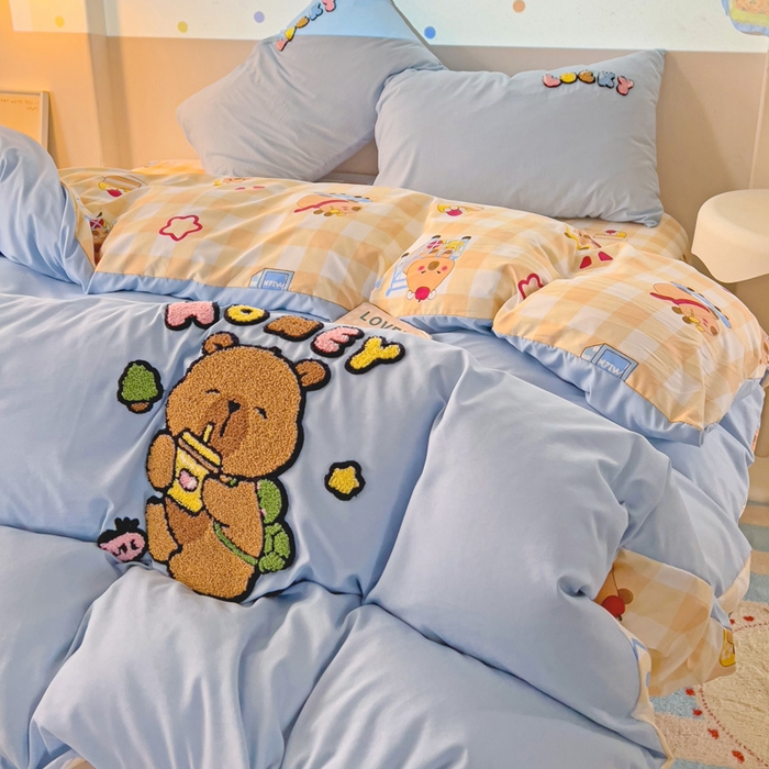 91家纺网 家纺一手货源 找家纺 云木里 2025新款云朵棉毛巾绣印花四件套 欢乐的卡皮