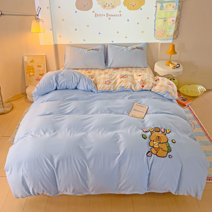 91家纺网 家纺一手货源 找家纺 云木里 2025新款云朵棉毛巾绣印花四件套 欢乐的卡皮