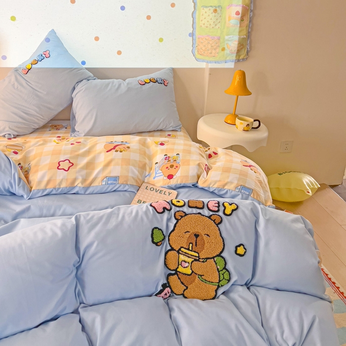 91家纺网 家纺一手货源 找家纺 云木里 2025新款云朵棉毛巾绣印花四件套 欢乐的卡皮