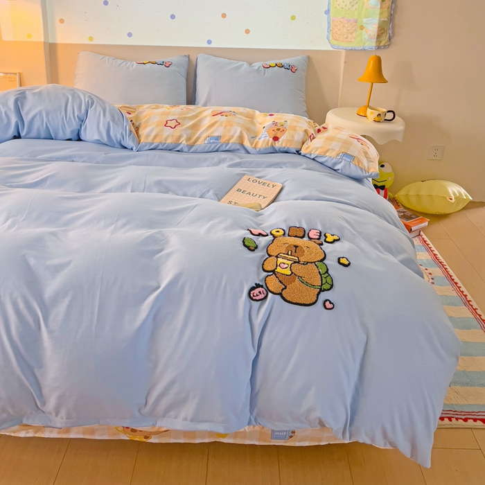 91家纺网 家纺一手货源 找家纺 云木里 2025新款云朵棉毛巾绣印花四件套 欢乐的卡皮