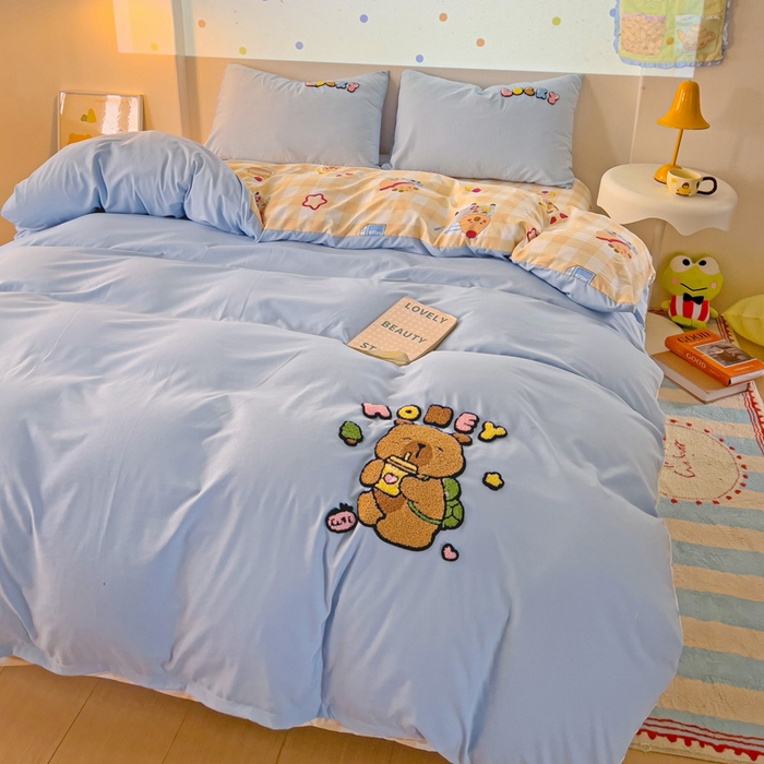 91家纺网 家纺一手货源 找家纺 云木里 2025新款云朵棉毛巾绣印花四件套 欢乐的卡皮