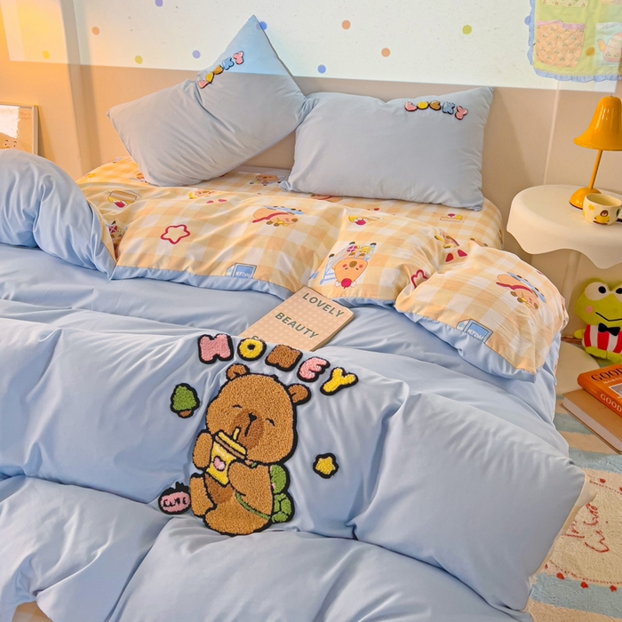 91家纺网 家纺一手货源 找家纺 云木里 2025新款云朵棉毛巾绣印花四件套 欢乐的卡皮