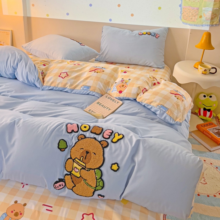 91家纺网 家纺一手货源 找家纺 云木里 2025新款云朵棉毛巾绣印花四件套 欢乐的卡皮