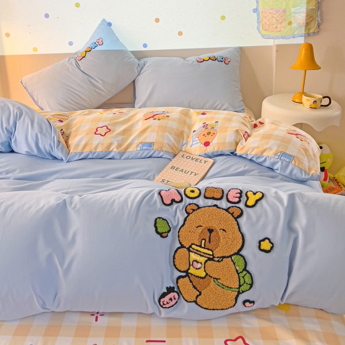 91家纺网 家纺一手货源 找家纺 云木里 2025新款云朵棉毛巾绣印花四件套 欢乐的卡皮