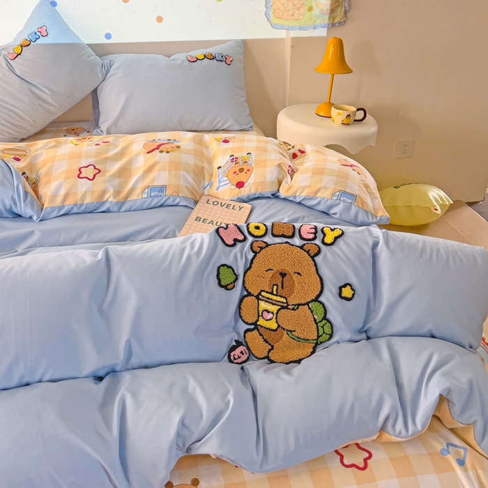 91家纺网 家纺一手货源 找家纺 云木里 2025新款云朵棉毛巾绣印花四件套 欢乐的卡皮