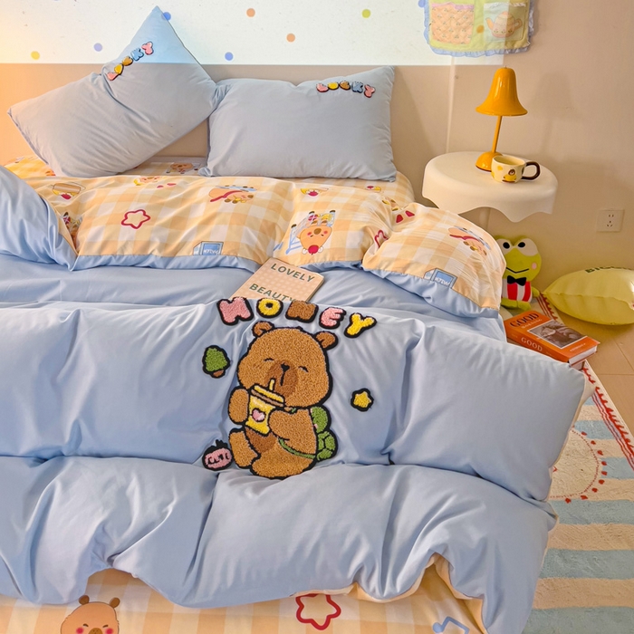 91家纺网 家纺一手货源 找家纺 云木里 2025新款云朵棉毛巾绣印花四件套 欢乐的卡皮