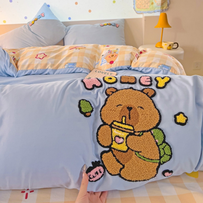 91家纺网 家纺一手货源 找家纺 云木里 2025新款云朵棉毛巾绣印花四件套 欢乐的卡皮