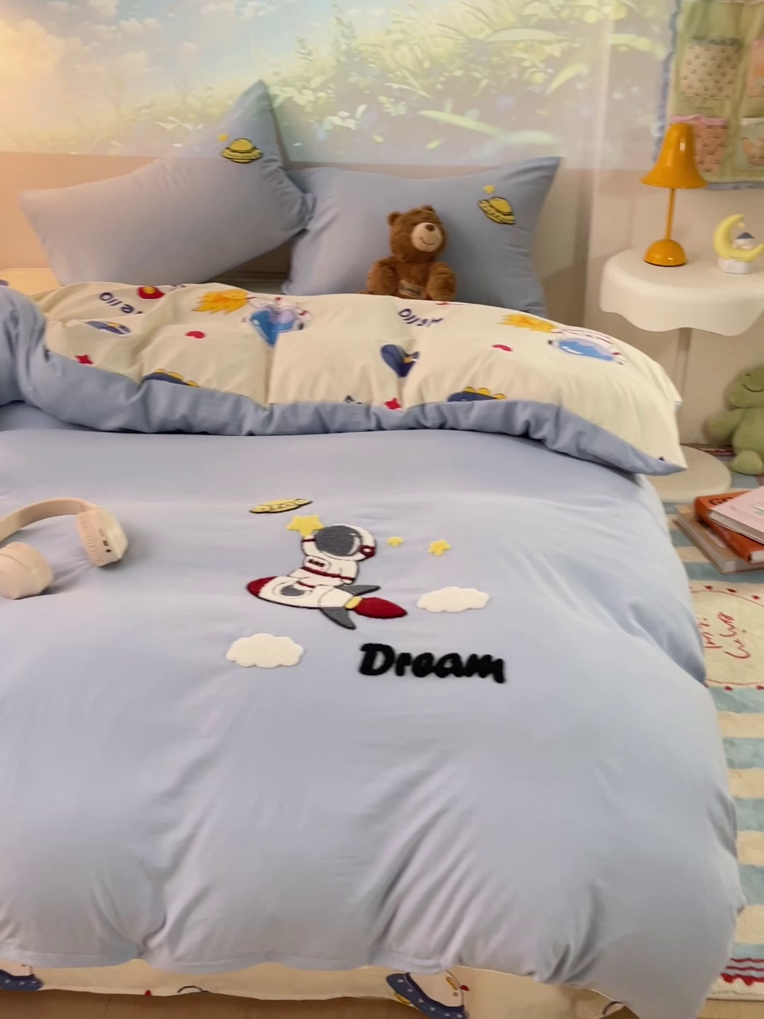 91家纺网 家纺一手货源 找家纺 云木里 2025新款云朵棉毛巾绣印花四件套 奇妙宇航员