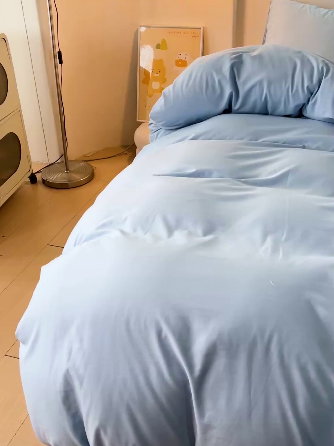 91家纺网 家纺一手货源 找家纺 云木里 2025新款云朵棉毛巾绣印花四件套 欢乐的卡皮