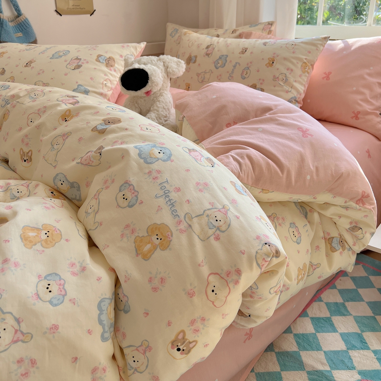 91家纺网 家纺一手货源 找家纺 瑞莱 2023新款13372全棉印花单被套 狗狗家族（粉）