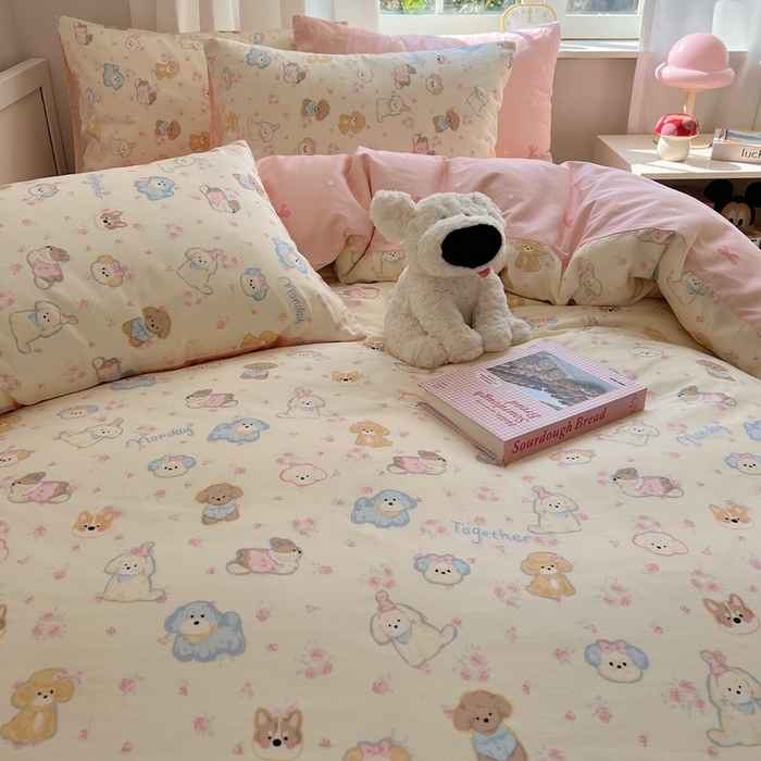 91家纺网 家纺一手货源 找家纺 瑞莱 2023新款13372全棉印花单被套 狗狗家族（粉）