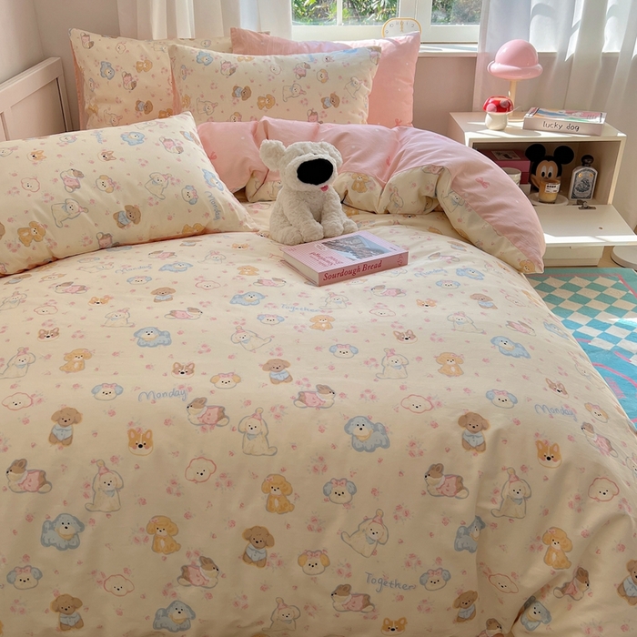 91家纺网 家纺一手货源 找家纺 瑞莱 2023新款13372全棉印花单被套 狗狗家族（粉）